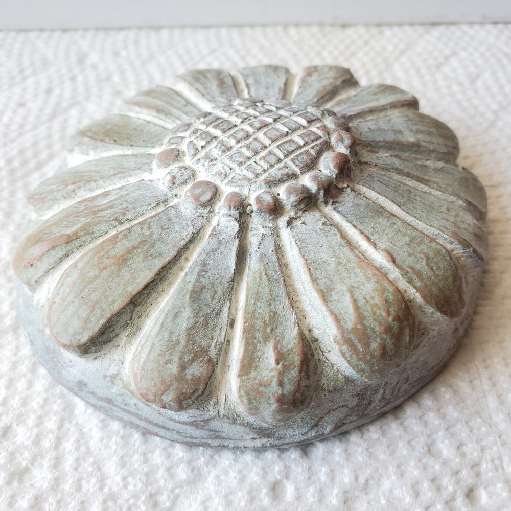 Vintage Isabel bloom Flower - Daisy Retired Spring Cottage  Decor Paper weight.